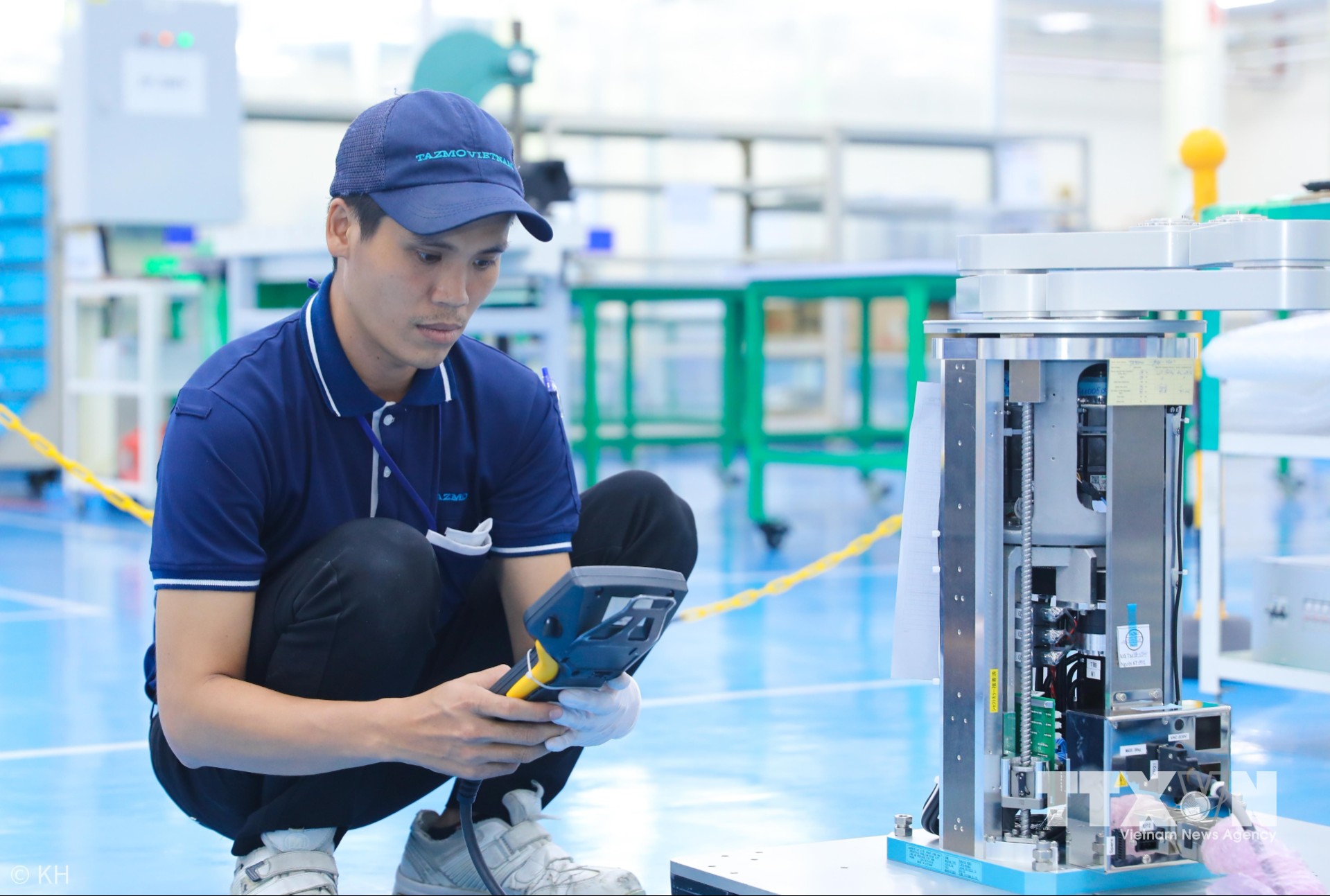 Công nhân kiểm tra robot trung chuyển wafer trong ngành bán dẫn. (Ảnh: Thành Phương/TTXVN)